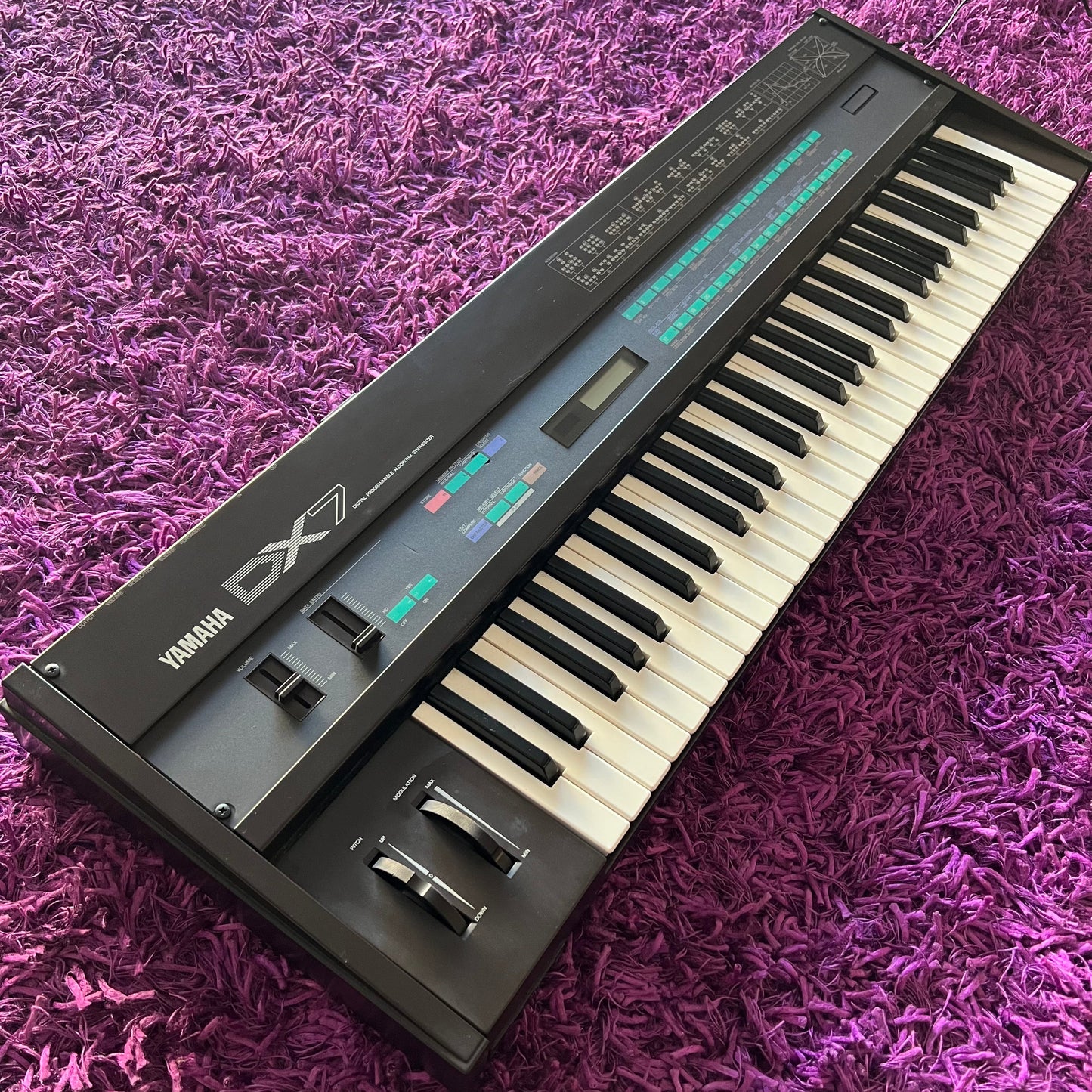Yamaha DX7 Keyboard Synthesizer (w/ Road Case) (Made in Japan)